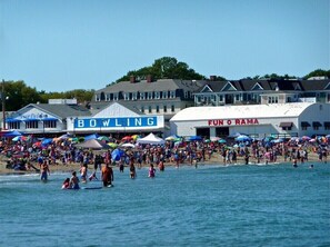 Playa en los alrededores y camastros 