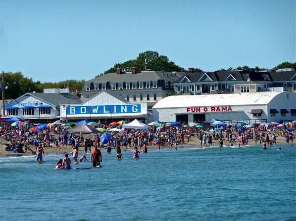 Playa en los alrededores y camastros 