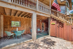 Outdoor dining - TUCKED AWAY. 1/2 block from shops, restaurants and bars.1block to beach. (Folly Beach)