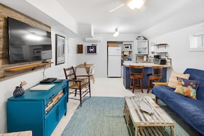 Smart TV, DVD player - TUCKED AWAY. 1/2 block from shops, restaurants and bars.1block to beach. (Folly Beach)