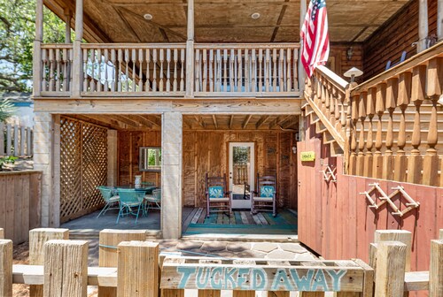 TUCKED AWAY. 1/2 block from shops, restaurants and bars.1block to beach.