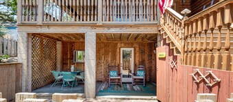 TUCKED AWAY. 1/2 block from shops, restaurants and bars.1block to beach.