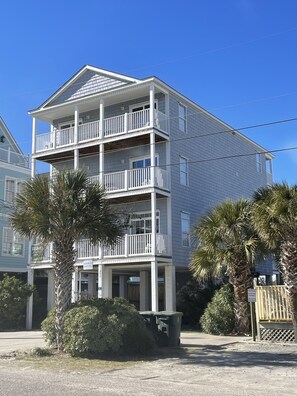 Exterior - Spacious 8 BR 7 Bath Beach House, 6 Balconies, Own Pool/Spa, 2 Min Walk to Beach (North Myrtle Beach)