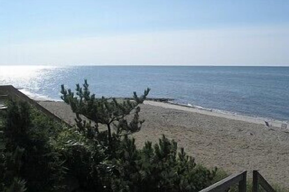 Pet Friendly, Short Walk To Beach, Fenced-in Yard, Full A/C, Great Reviews