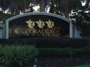 Schild für das Coral Cay Resort mit dekorativem Korallenmotiv.