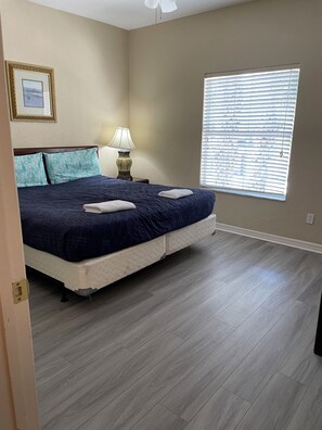 4 camere, una scrivania, insonorizzazione, ferro/asse da stiro