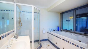 Badewanne, Haartrockner, Handtücher, Seife