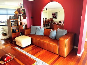 Een smart-tv, een open haard, Netflix en boeken