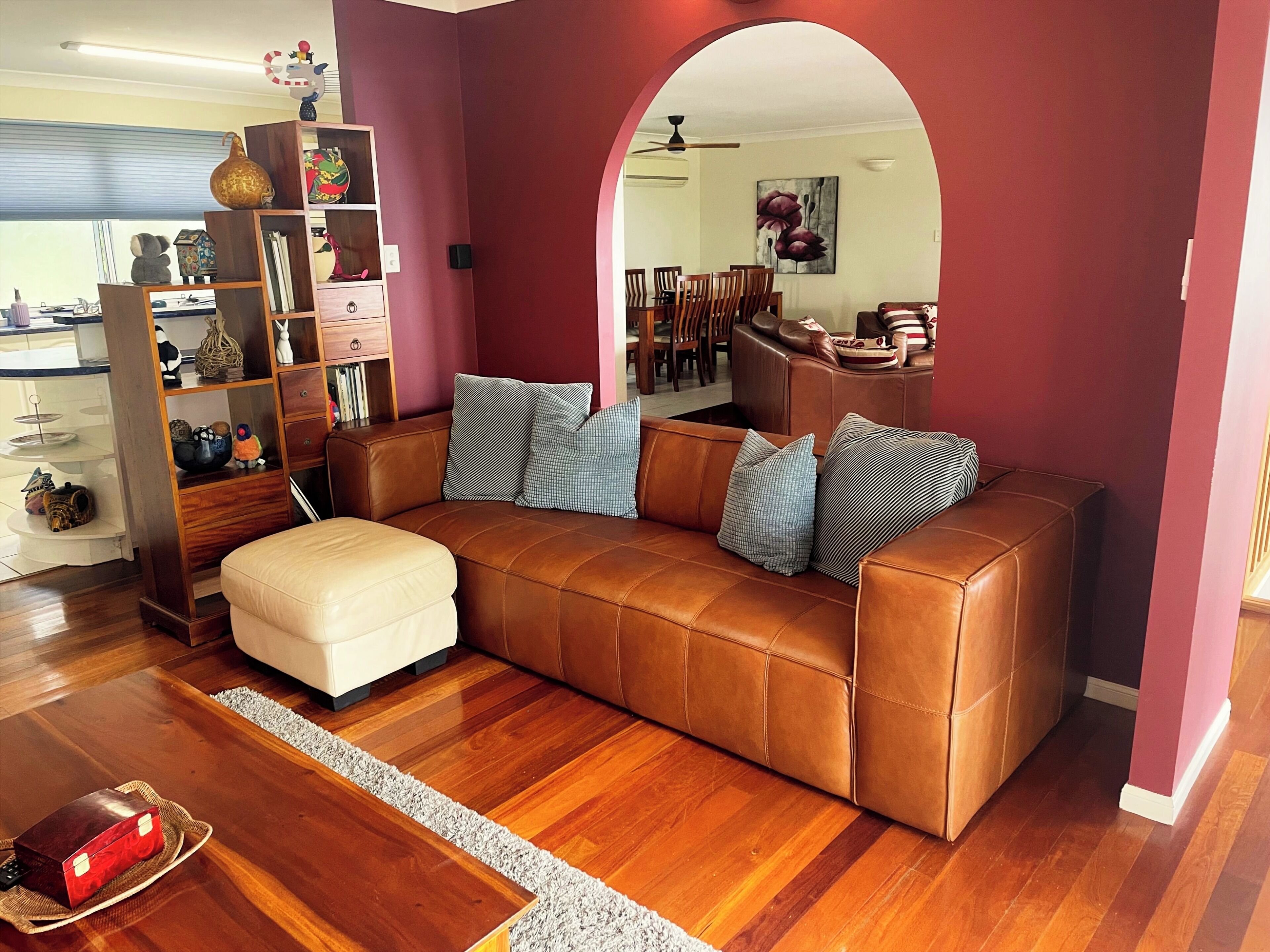 TV connectée, cheminée, Netflix, livres