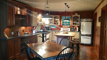 Køleskab, mikrobølgeovn, ovn, kogeplade