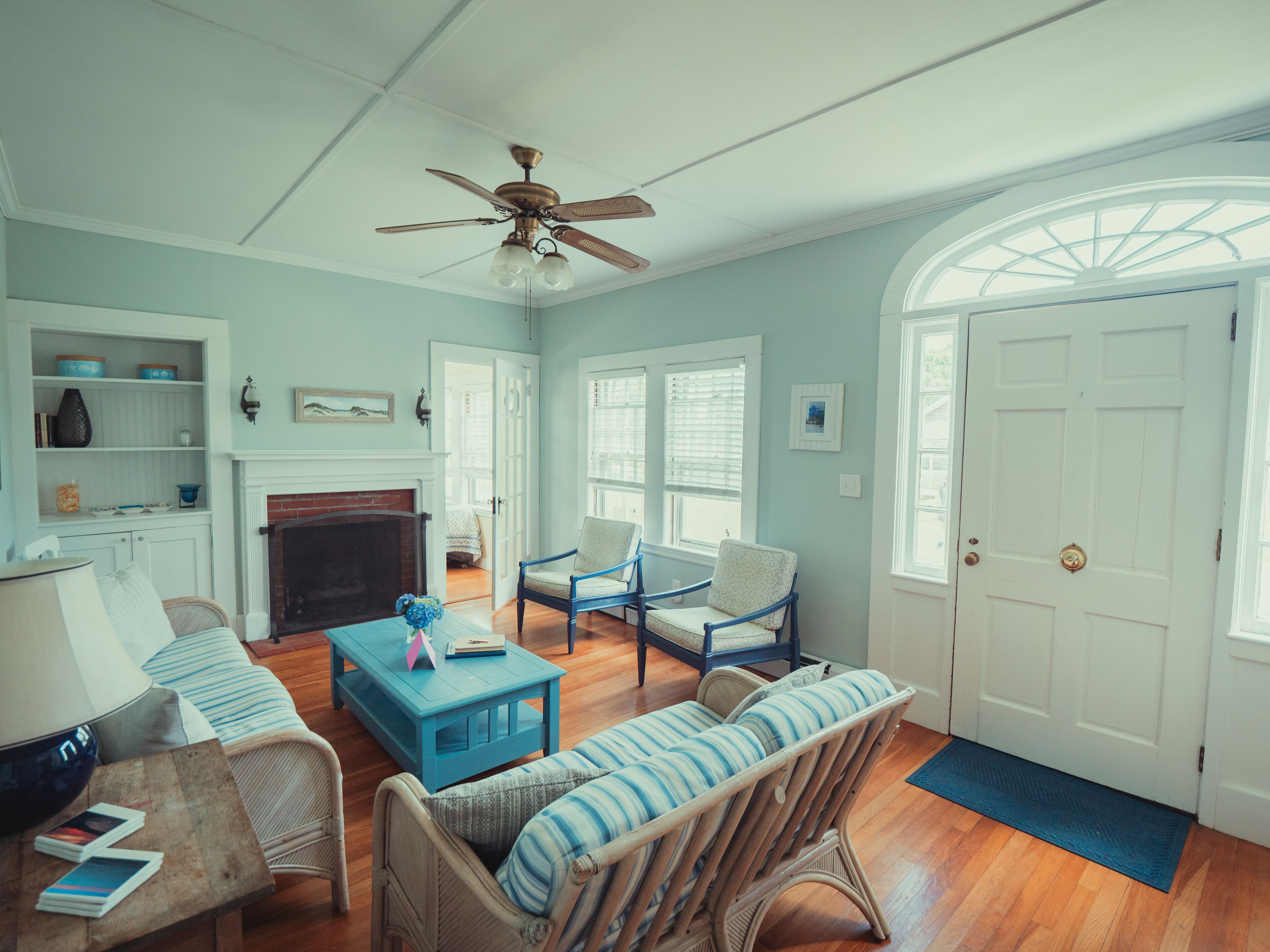 Last minute deal - walk to the beach - 4 bedroom - super cute!