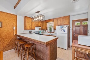 Kylskåp, mikrovågsugn, ugn och diskmaskin