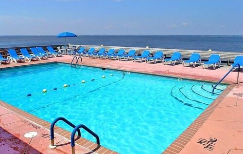 424 - Nags Head Cove Rental w/ Community Pool Access and Screened-In Deck