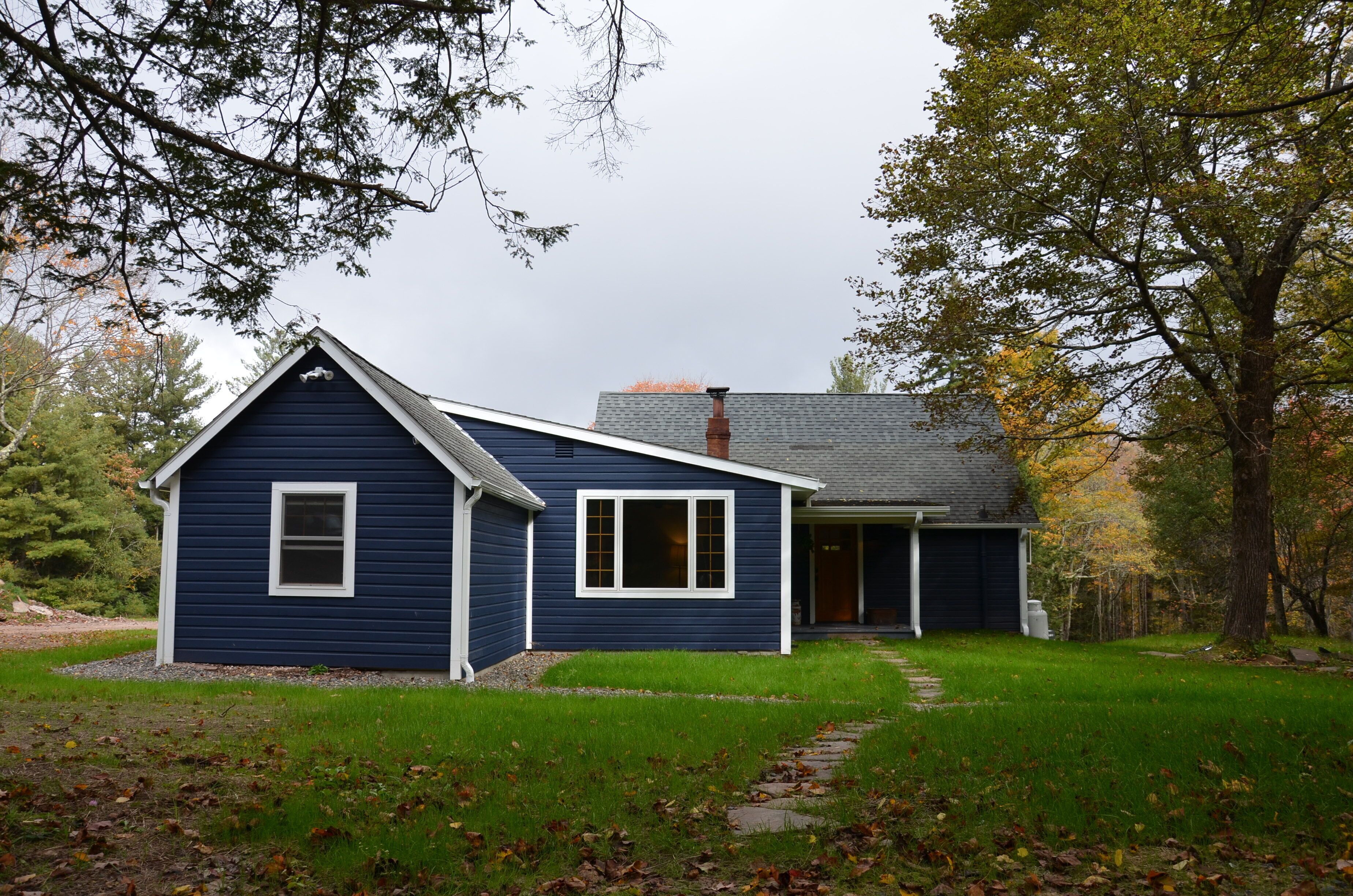Charming, fully restored Catskills cabin on 10 acres by Hunter/Tannersville