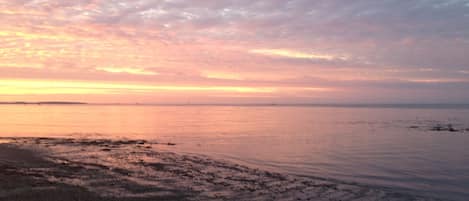 På stranden