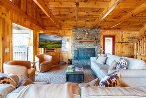 Smart TV, fireplace, foosball - Spacious 6-bedroom cabin in West Jefferson, perfect for family getaways! (West Jefferson)