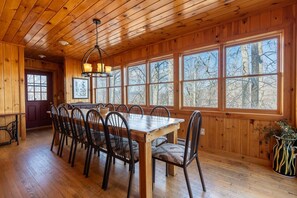 Dining - Spacious 6-bedroom cabin in West Jefferson, perfect for family getaways! (West Jefferson)
