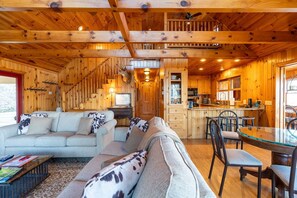 Een televisie, een open haard, een dvd-speler en tafelvoetbal