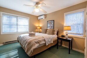 6 bedrooms, iron/ironing board, free WiFi, bed sheets - DunRovin-Open for Bookings! LOW RATES-6 BR, Private, Hot Tub, Wi-Fi, AC (West Jefferson)