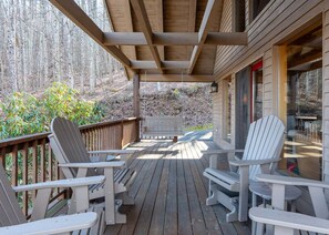 Terrace/patio - Spacious 6-bedroom cabin in West Jefferson, perfect for family getaways! (West Jefferson)