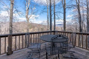 Outdoor dining - DunRovin-Open for Bookings! LOW RATES-6 BR, Private, Hot Tub, Wi-Fi, AC (West Jefferson)