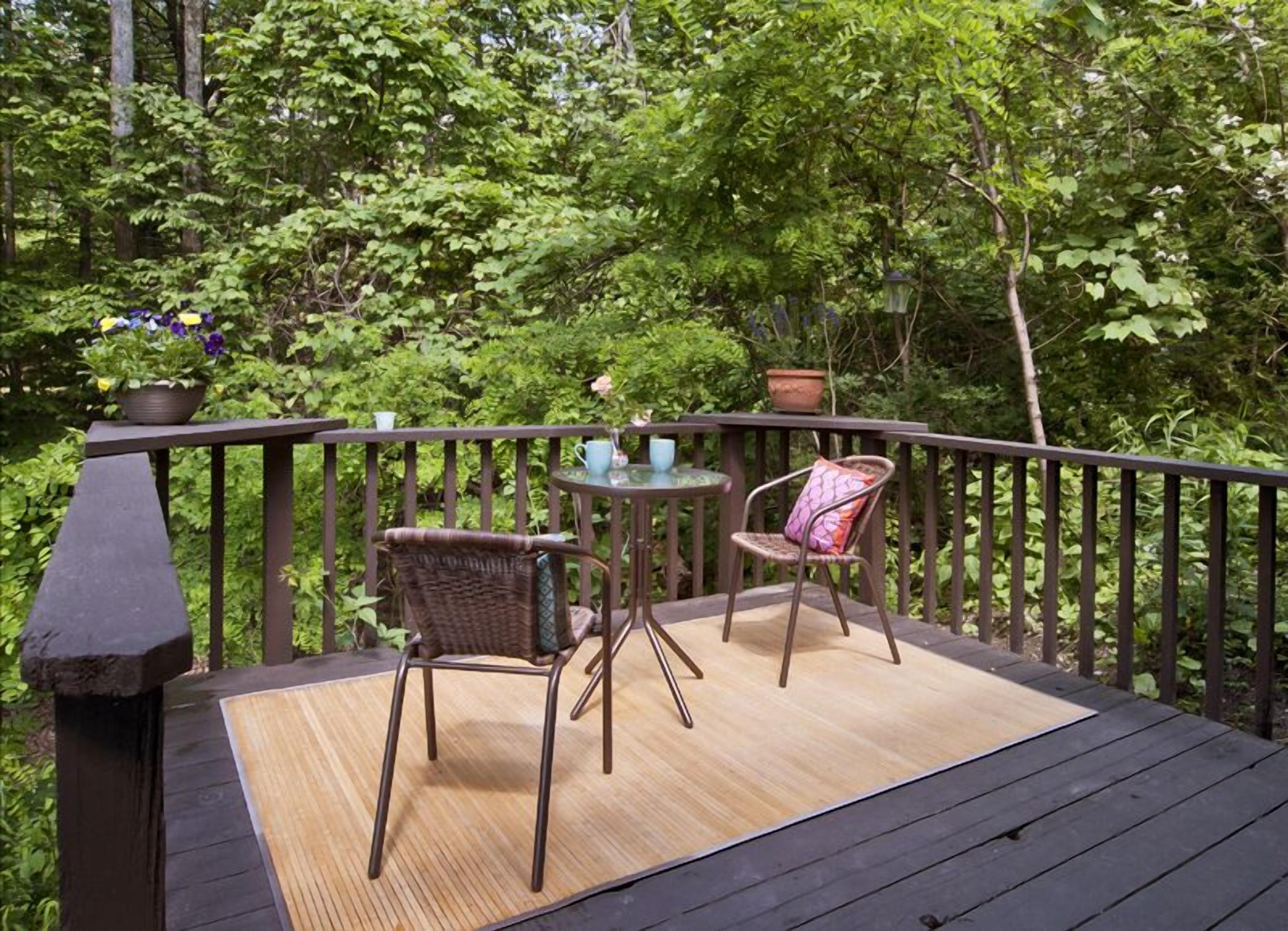 Mountain Stream Retreat: rustic elegance, decks overlooking stream, wood stove!