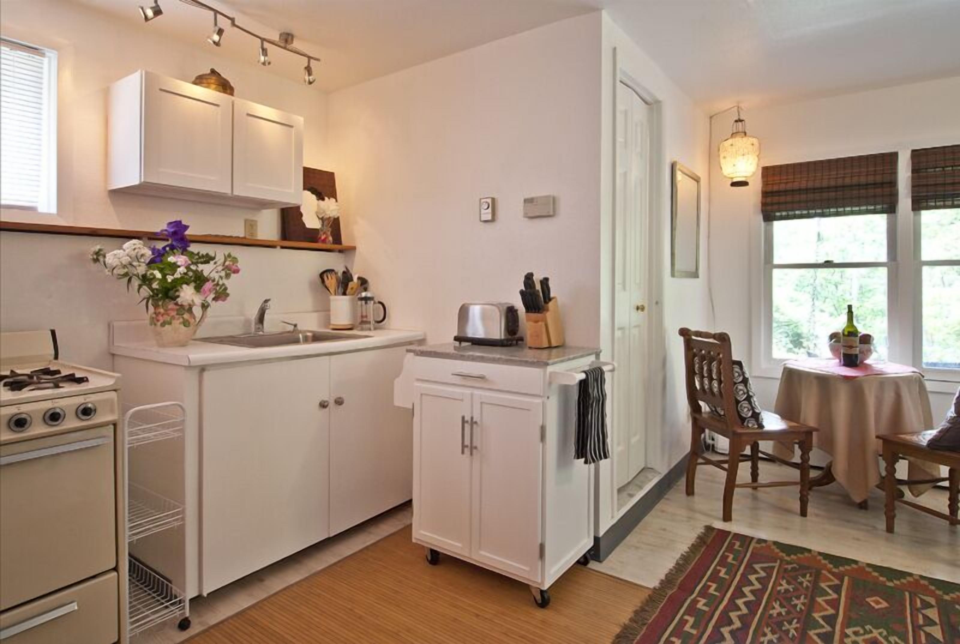 Mountain Stream Retreat: rustic elegance, decks overlooking stream, wood stove!