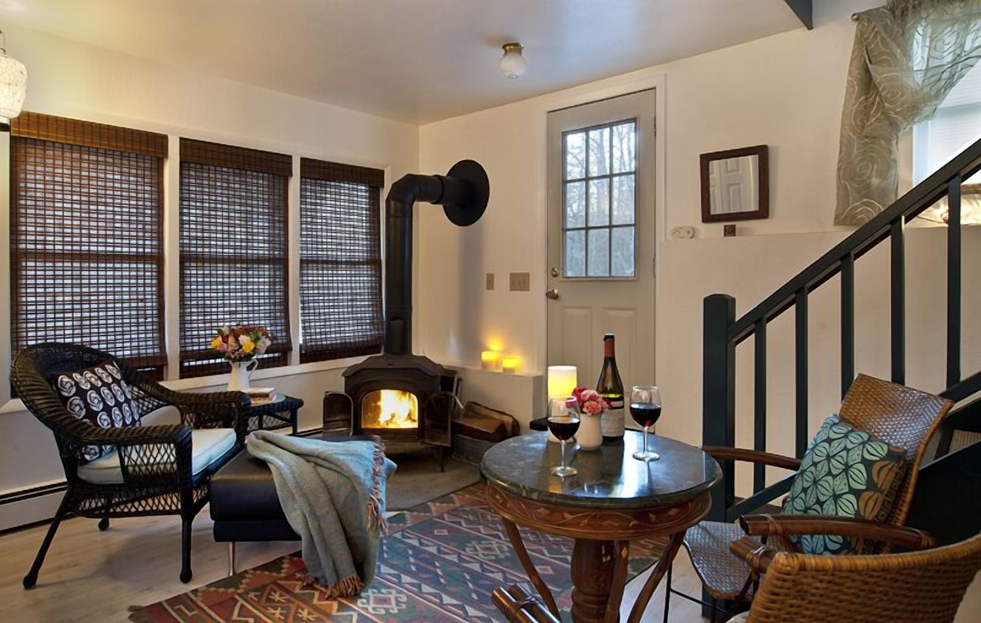 Mountain Stream Retreat: rustic elegance, decks overlooking stream, wood stove!