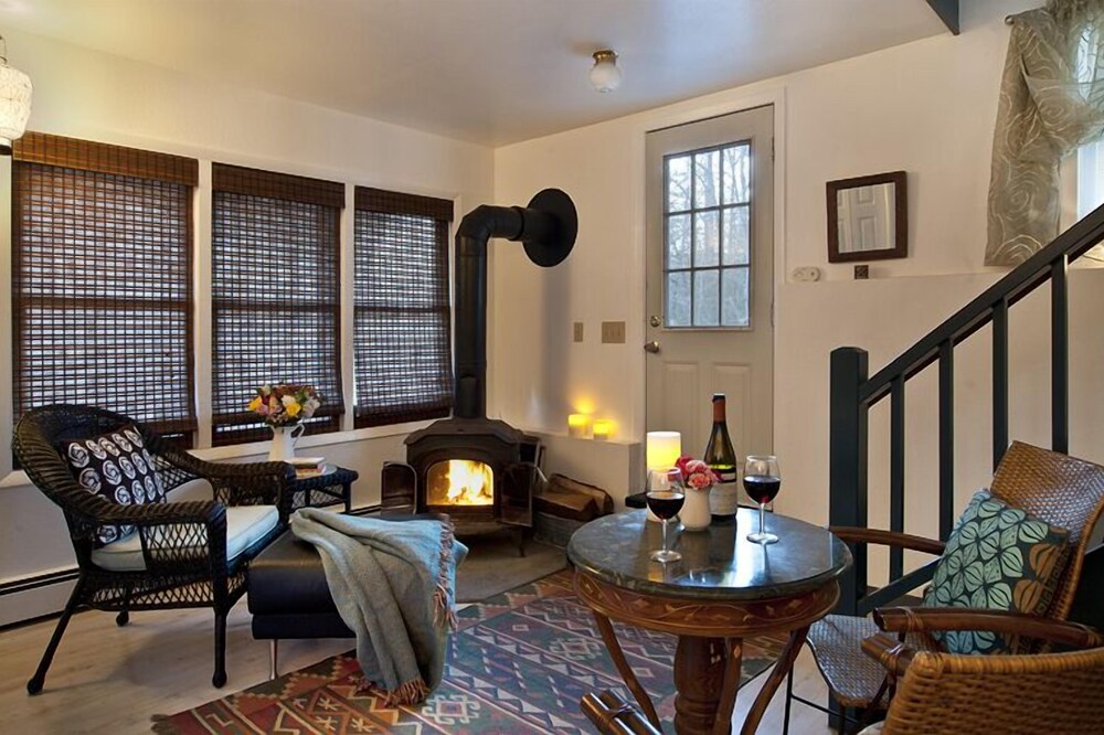 Mountain Stream Retreat: rustic elegance, decks overlooking stream, wood stove!
