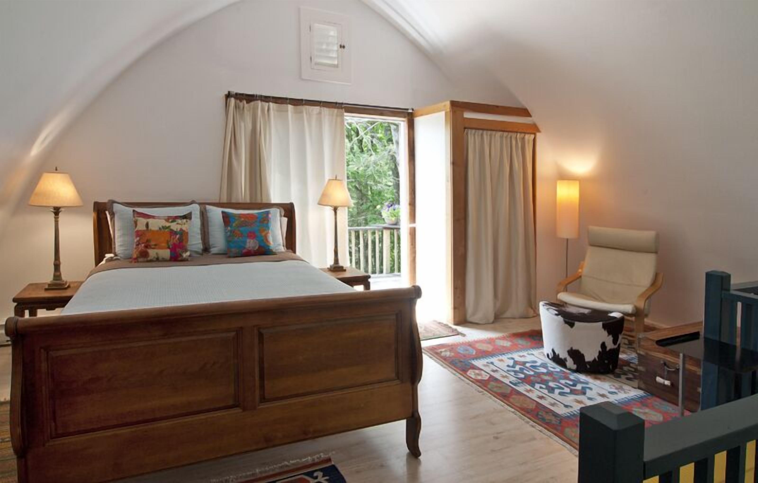 Mountain Stream Retreat: rustic elegance, decks overlooking stream, wood stove!