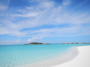 En la playa, camastros y toallas de playa