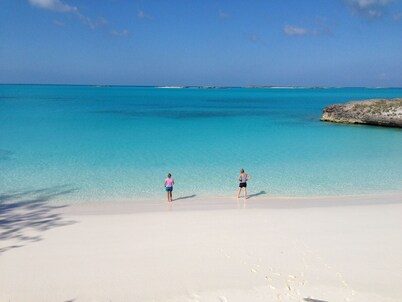 Beachside Exuma Villa. Ideal Location. Close to restaurants and Georgetown