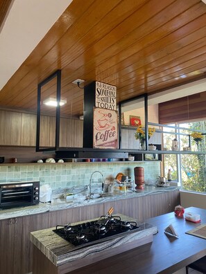 Fridge, microwave, oven, stovetop - Charming home in Gated Community (Campos do Jordão)