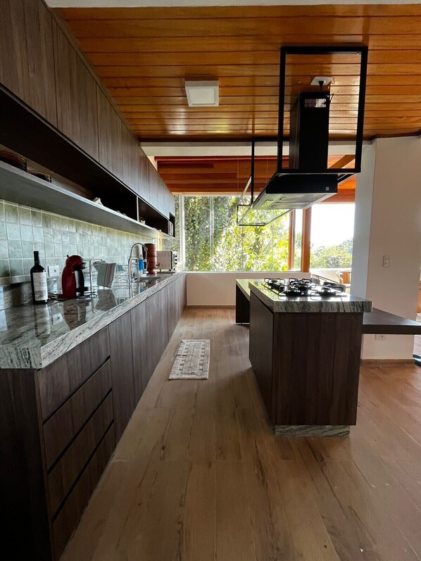 Fridge, microwave, oven, stovetop - Charming home in Gated Community (Campos do Jordão)