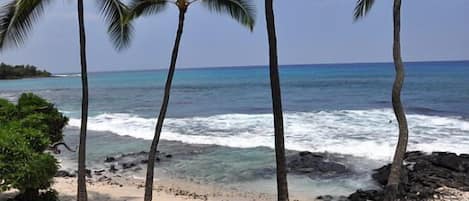 Na praia, espreguiçadeiras, toalhas de praia