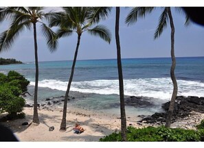 En la playa, camastros y toallas de playa 