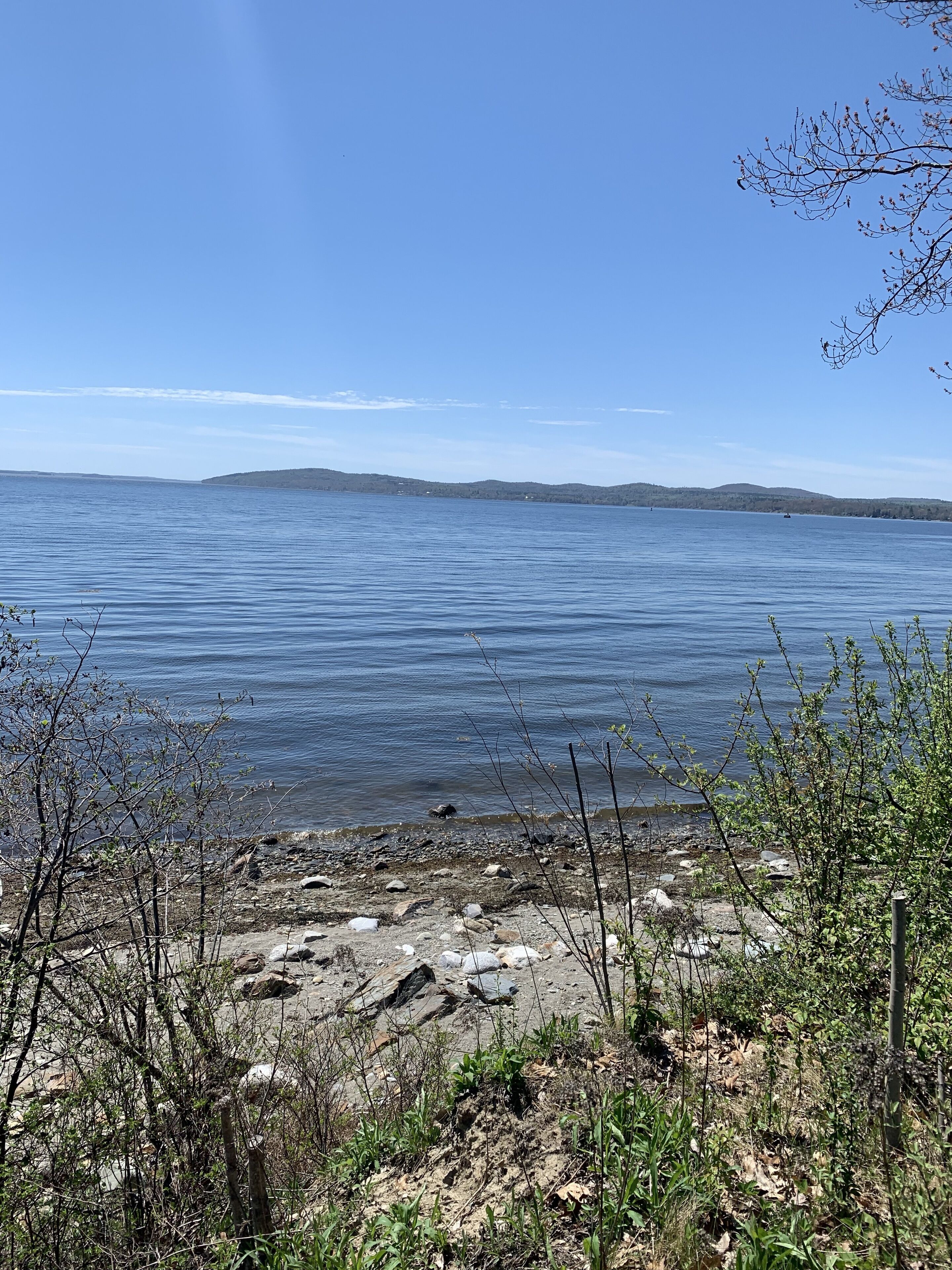 En la playa, camastros y toallas de playa 