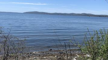 En la playa, camastros y toallas de playa