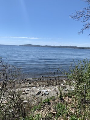 En la playa, camastros y toallas de playa 
