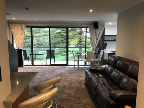 Glenelg Penthouse with BEACH & Park views -wifi parking 