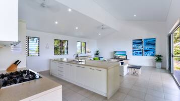 Réfrigérateur, micro-ondes, four, lave-vaisselle