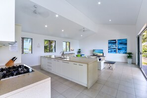 Fridge, microwave, oven, dishwasher - Peninsula 6 with private heated pool! (Hamilton Island)