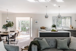 Smart TV, fireplace, DVD player, table tennis - Shellback: Panoramic Ocean Views. Fast internet. Views of Wilsons Prom. (Walkerville)