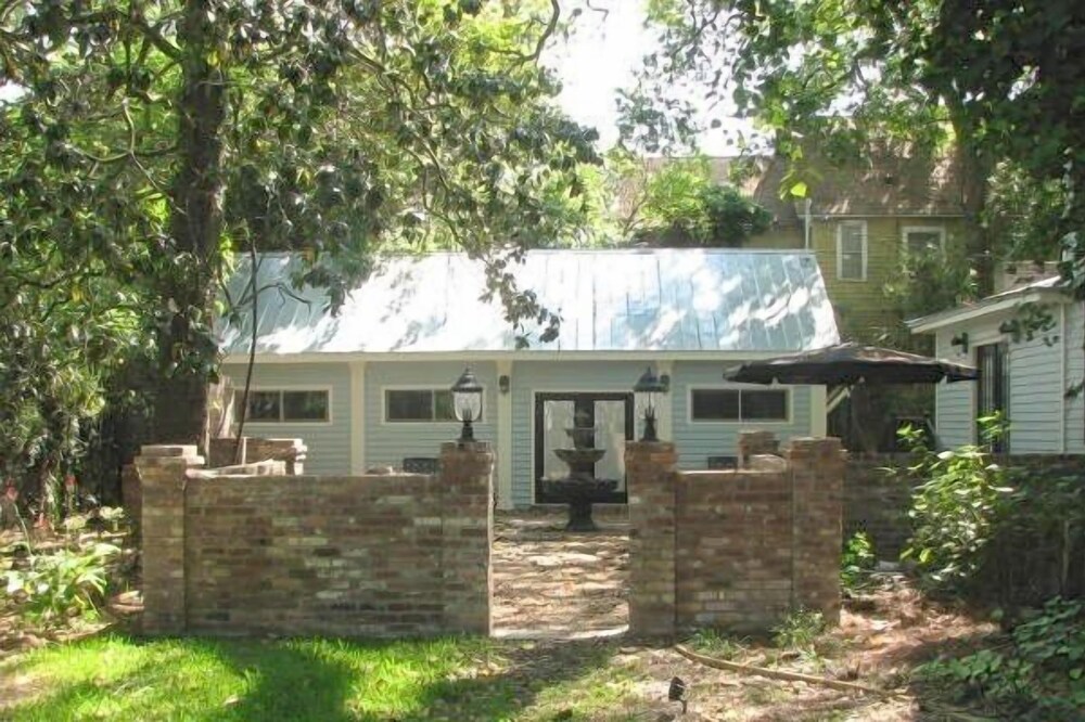 Elegant Southern Cottage/Downtown Pied-a-Terre near Island Beaches