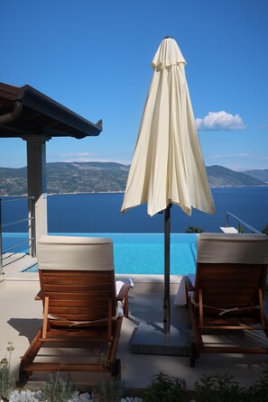 Outdoor pool, pool loungers - Istrian house with an infinity pool and a sea view close to the beach (Plomin)