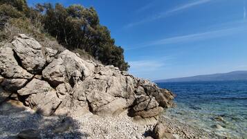 Chaises longues, serviettes de plage