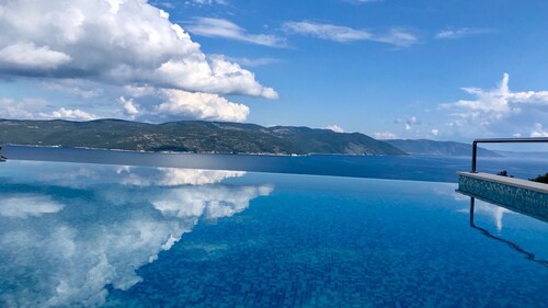 Istrian house with an infinity pool and a sea view close to the beach