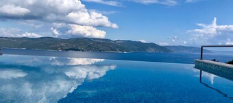 Istrian house with an infinity pool and a sea view close to the beach