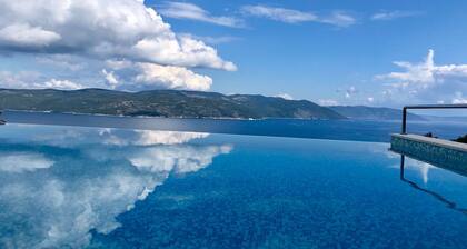 Istrian house with an infinity pool and a sea view close to the beach