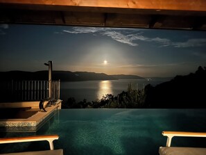 Outdoor pool, pool loungers - Istrian house with an infinity pool and a sea view close to the beach (Plomin)
